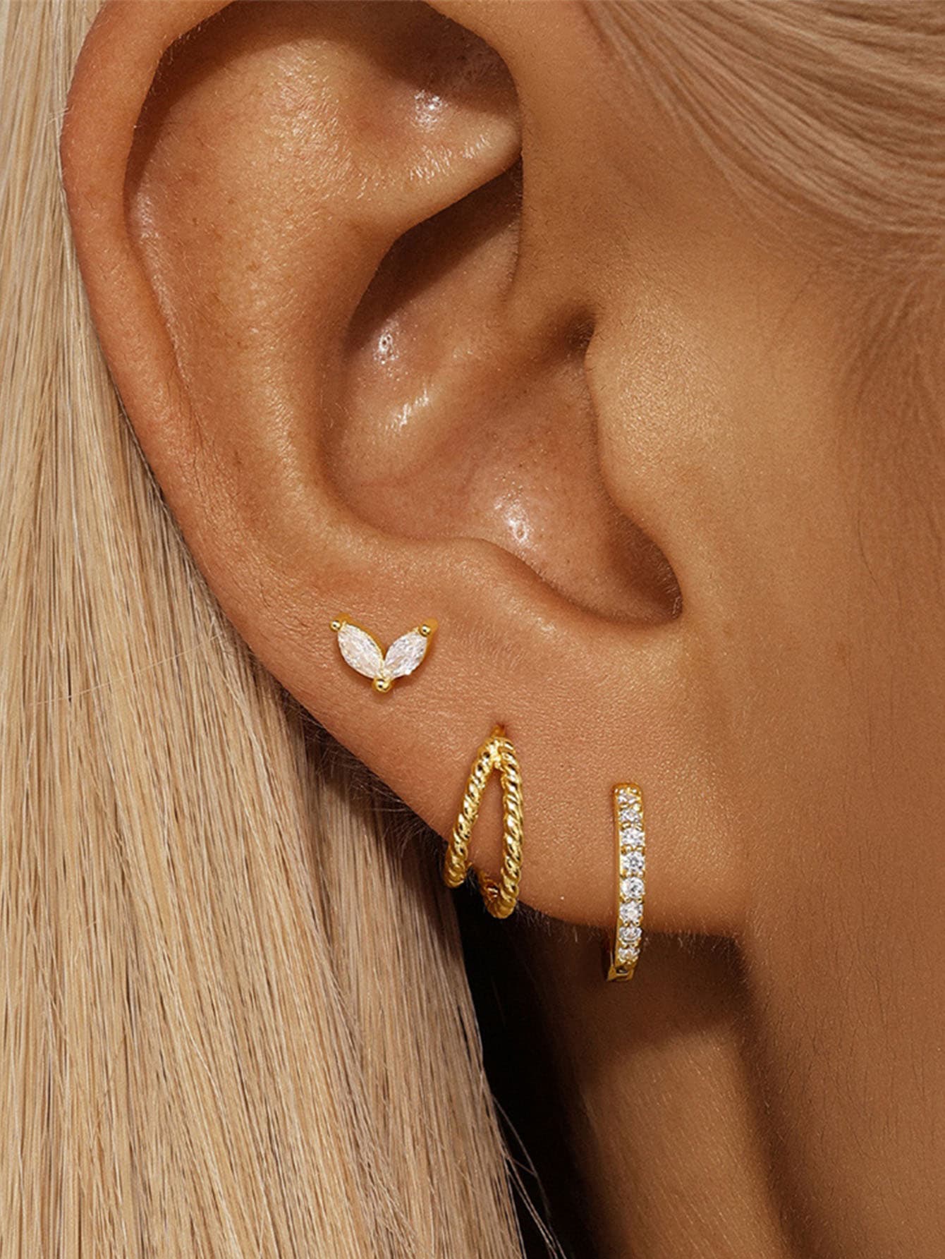 Mara – Orecchini in oro dal movimento delicato.