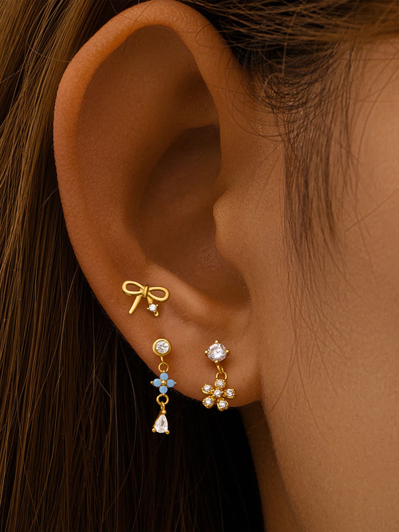 Veronika – Eleganti orecchini dalla linea delicata.