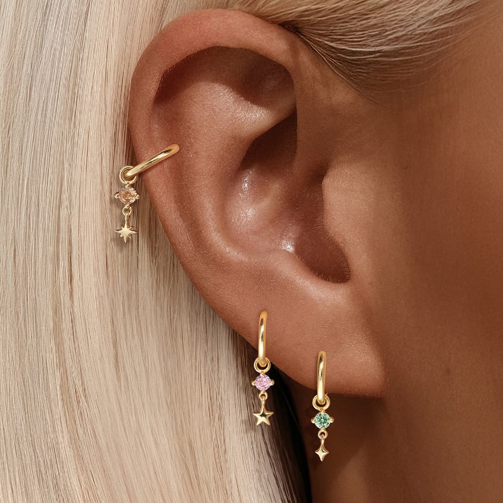 Nina – Malé zlaté náušnice s městským šarmem.