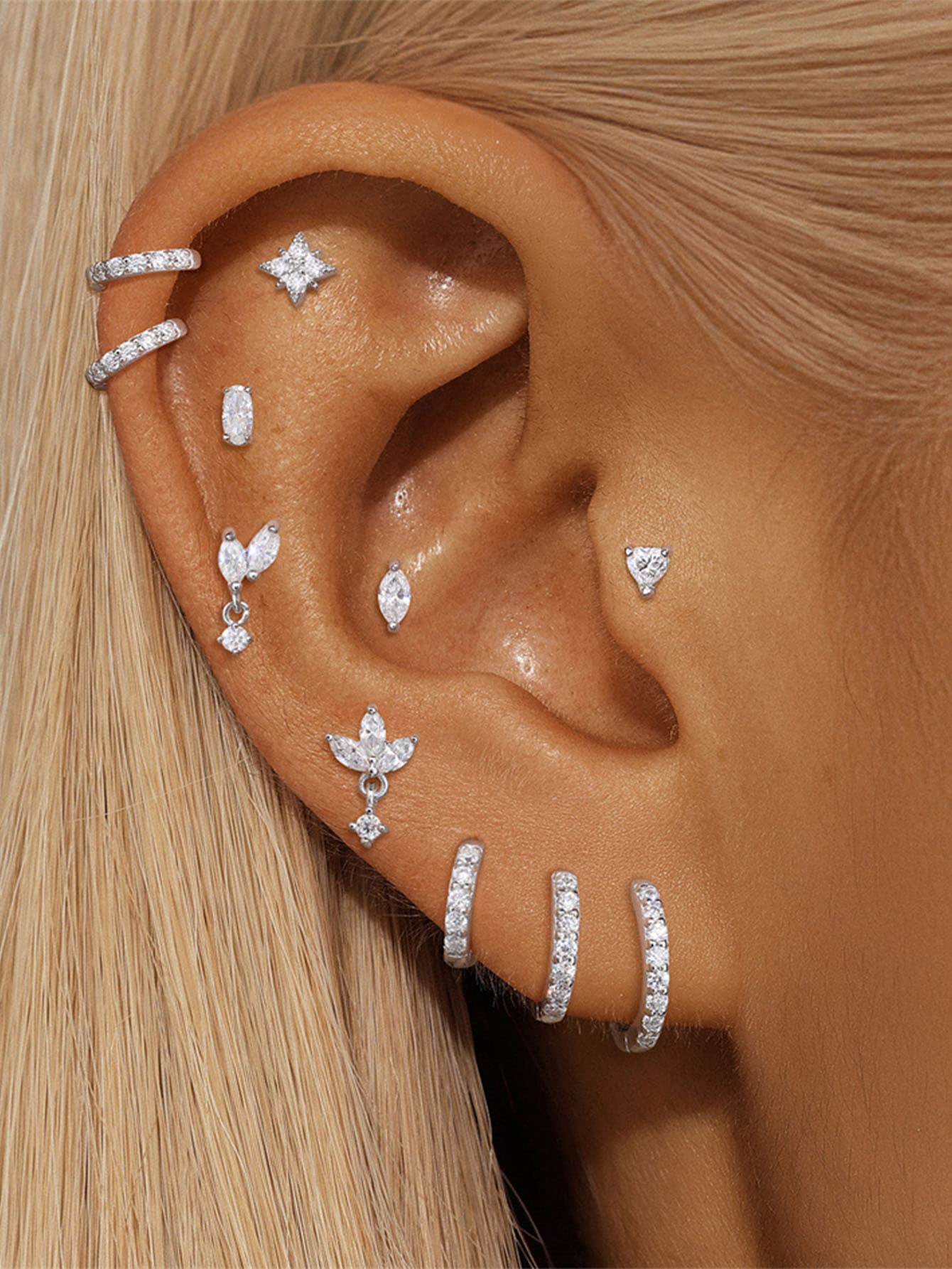 Helena – Orecchini in oro dal design organico.