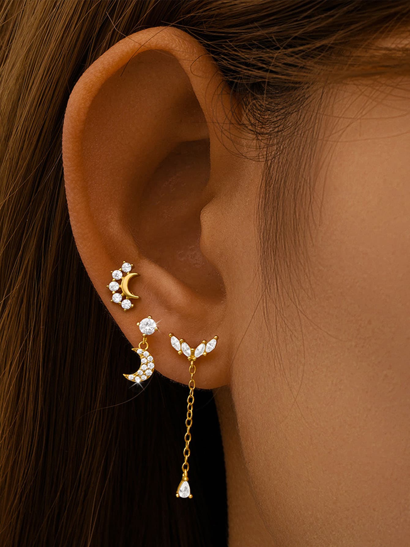 Carla – Orecchini in oro dalla curva delicata.