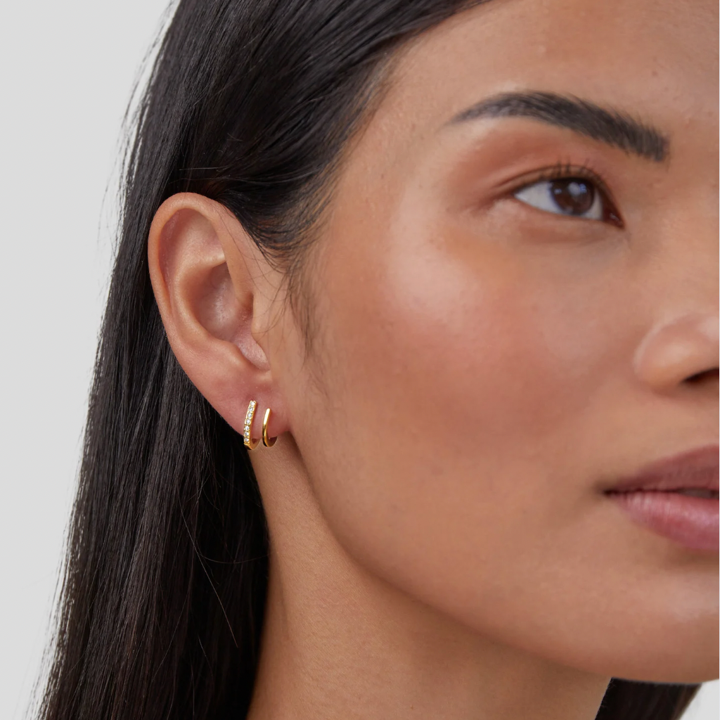 Sabina – Cerchi dorati con un tocco geometrico.