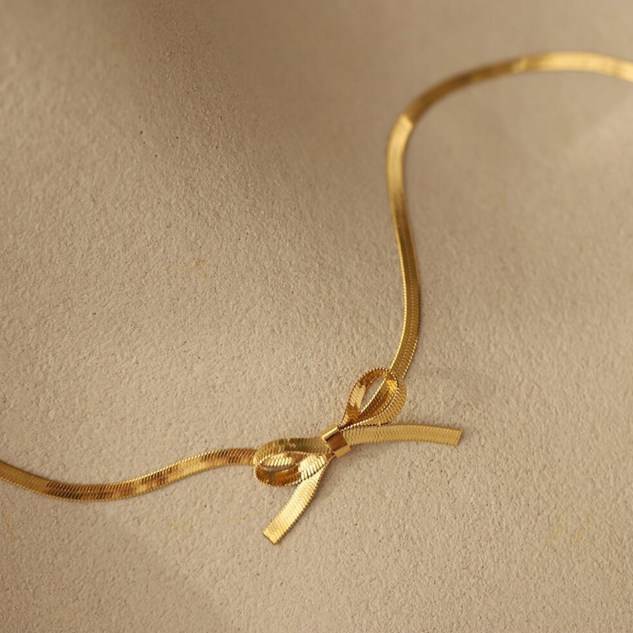 Collana dorata con pendente a forma di iniziale