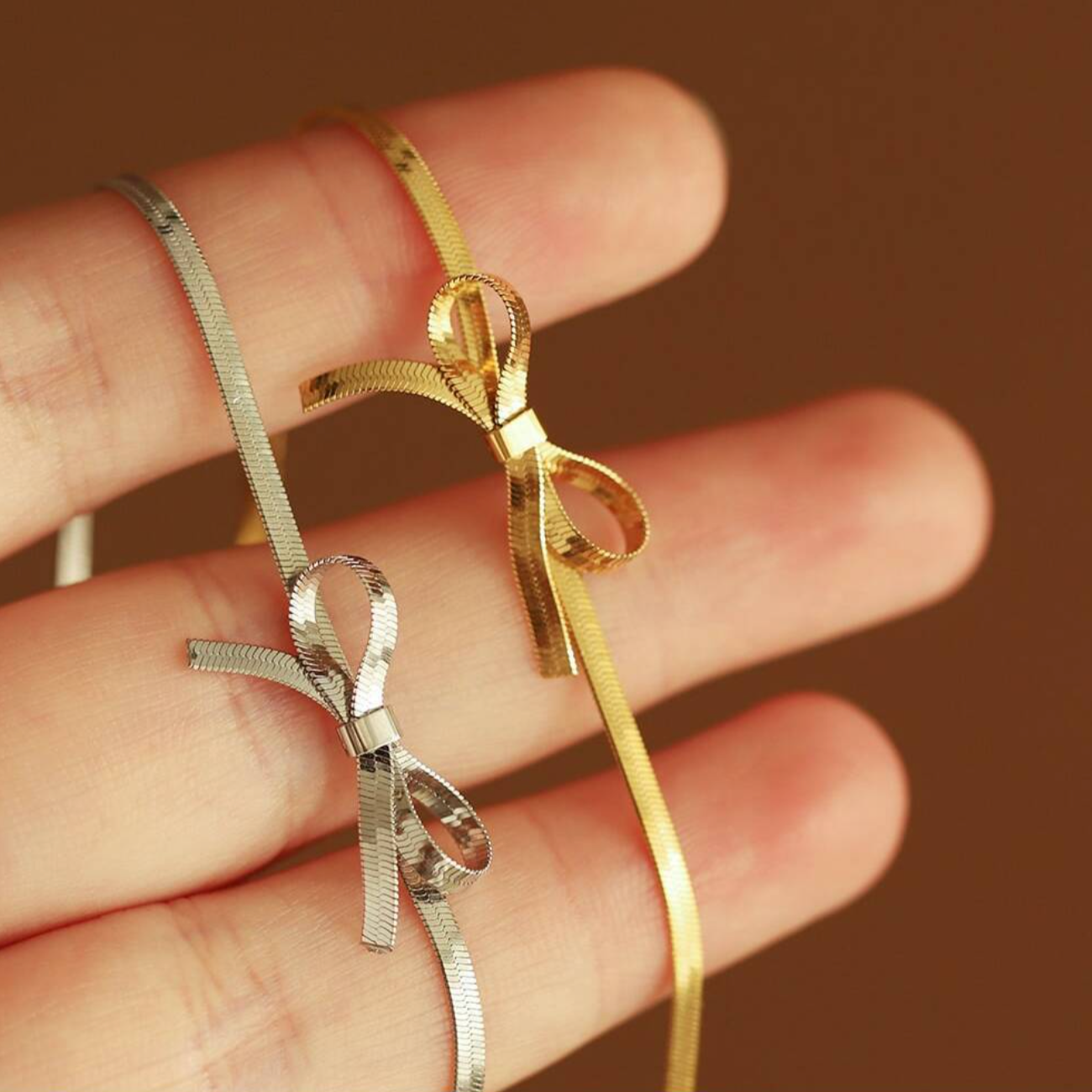 Collana dorata con pendente a forma di iniziale