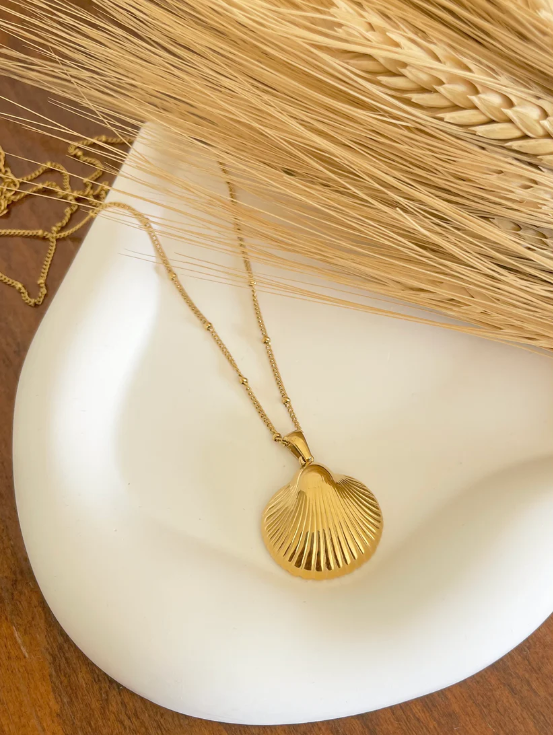 Annika – Collana dorata con pendente rotondo