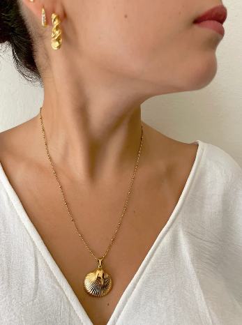 Annika – Collana dorata con pendente rotondo