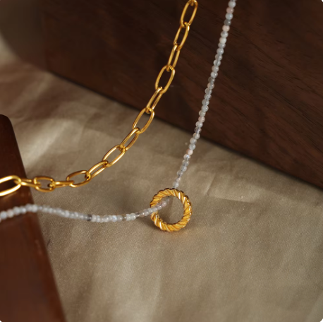 Luisa – Collana dorata a doppio strato con pendente