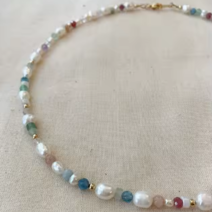 Klara – Collana dorata delicata con mini perle