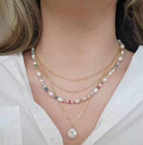 Klara – Collana dorata delicata con mini perle