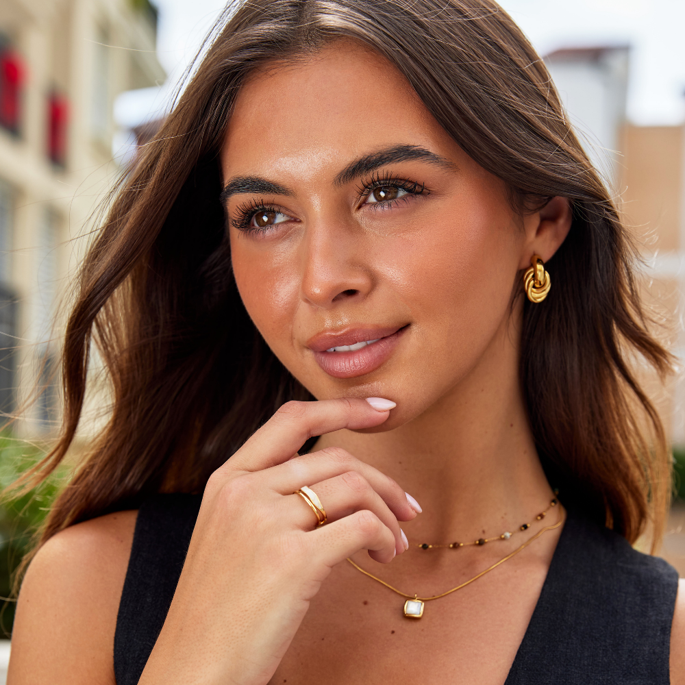 Beatrix – Anello a fascia dorato con silhouette semplice