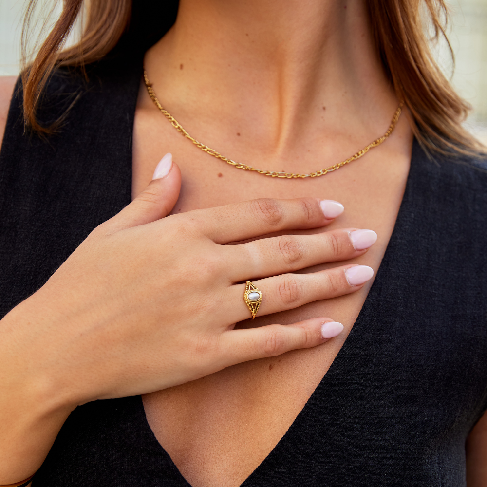 Nora – Anello dorato statement con linea curva