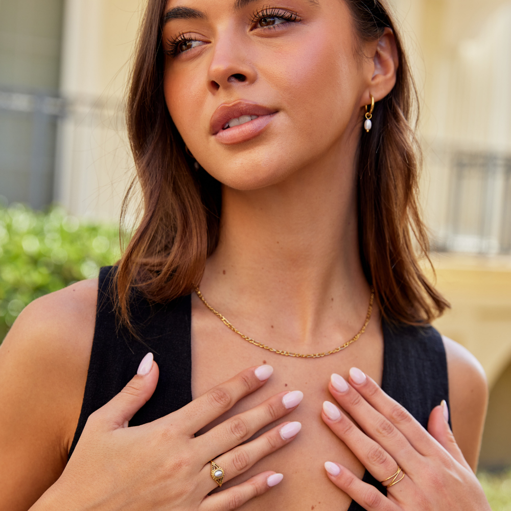 Nora – Anello dorato statement con linea curva