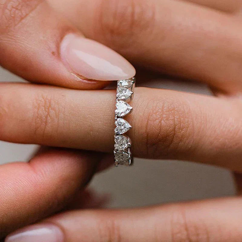 Fiona – Un anello di diamanti con un delicato bordo lucido.