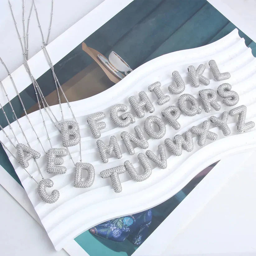 Náhrdelník s přívěsky písmen