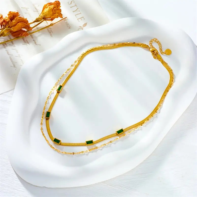 Annelie – Collana con dettagli in smeraldo e oro.