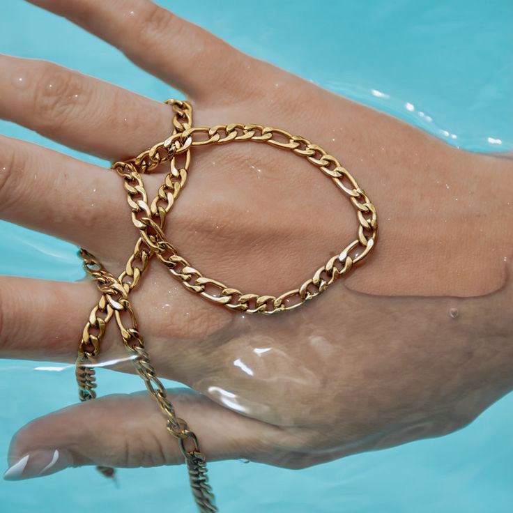 Valerie – Collana dorata con struttura semplice a maglie