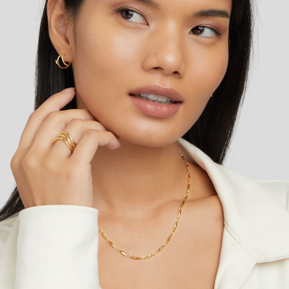 Magdalena – Una delicata collana in oro con maglie delicate.