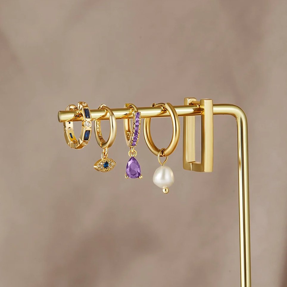 Luana – Orecchini in oro con una delicata perla.