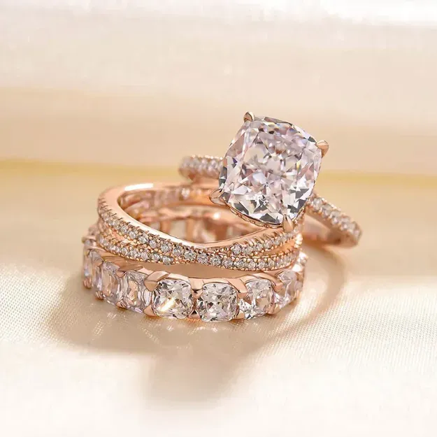 Iris – Anello di diamanti con pietra ovale.