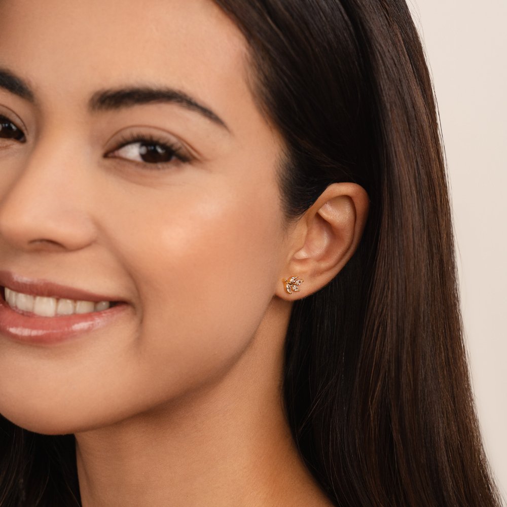 Felicita – Orecchini in oro con dettaglio a foglia.