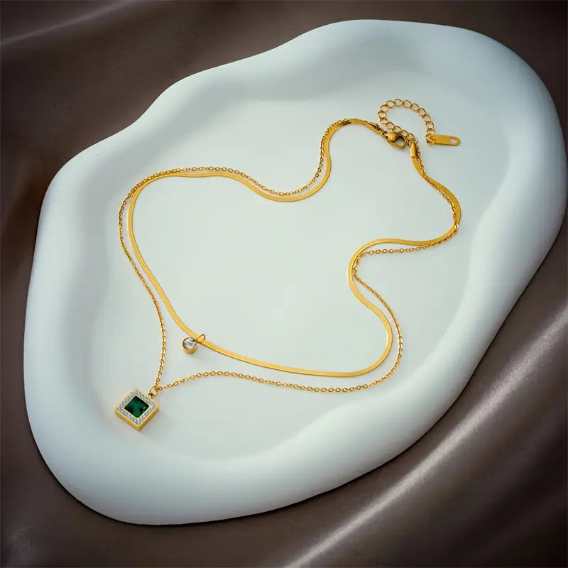 Klára – Collana in oro con pendente di smeraldo.