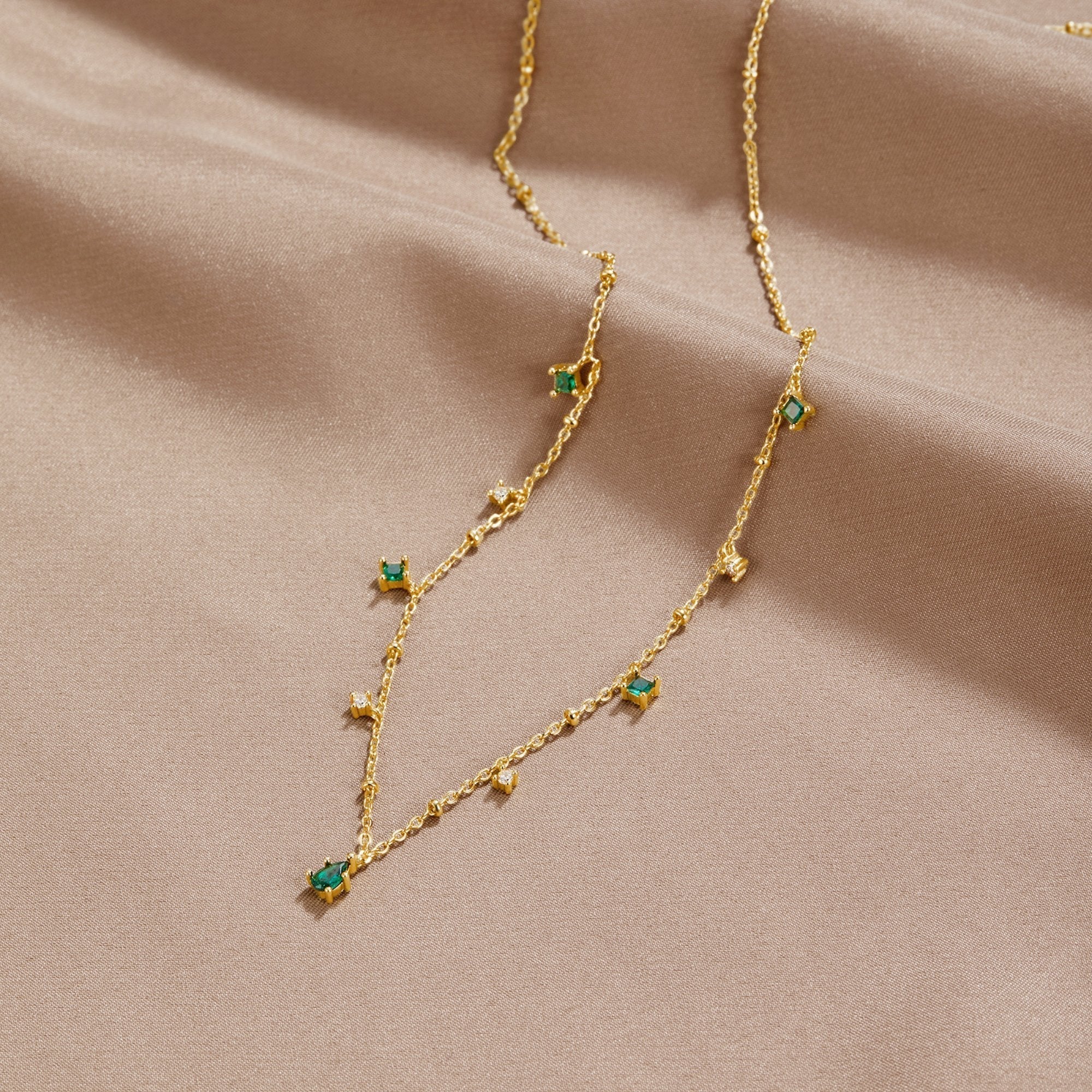 Marta – Collana dorata con pendente verde