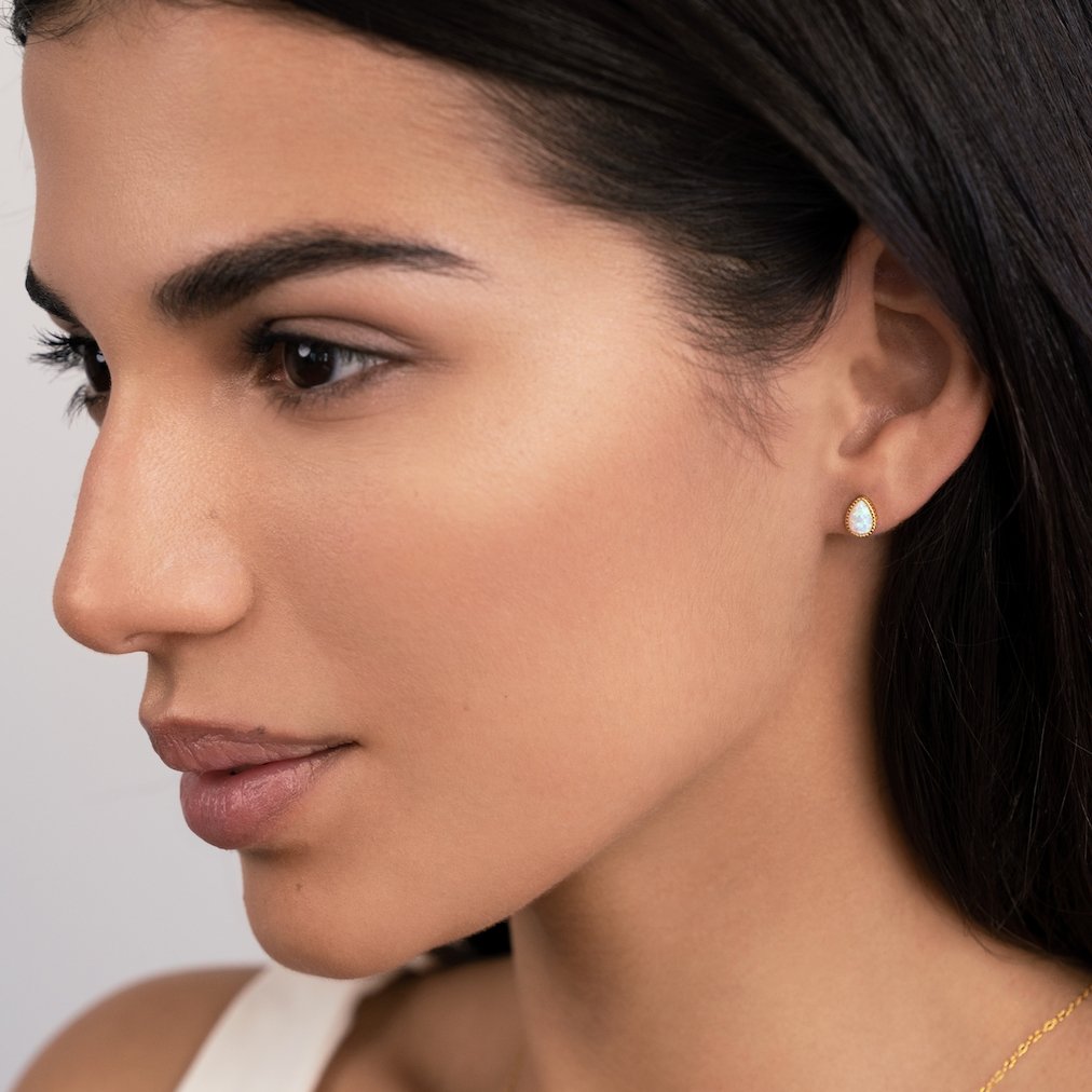 Melina – Piccoli cerchi dorati con un delicato foro.