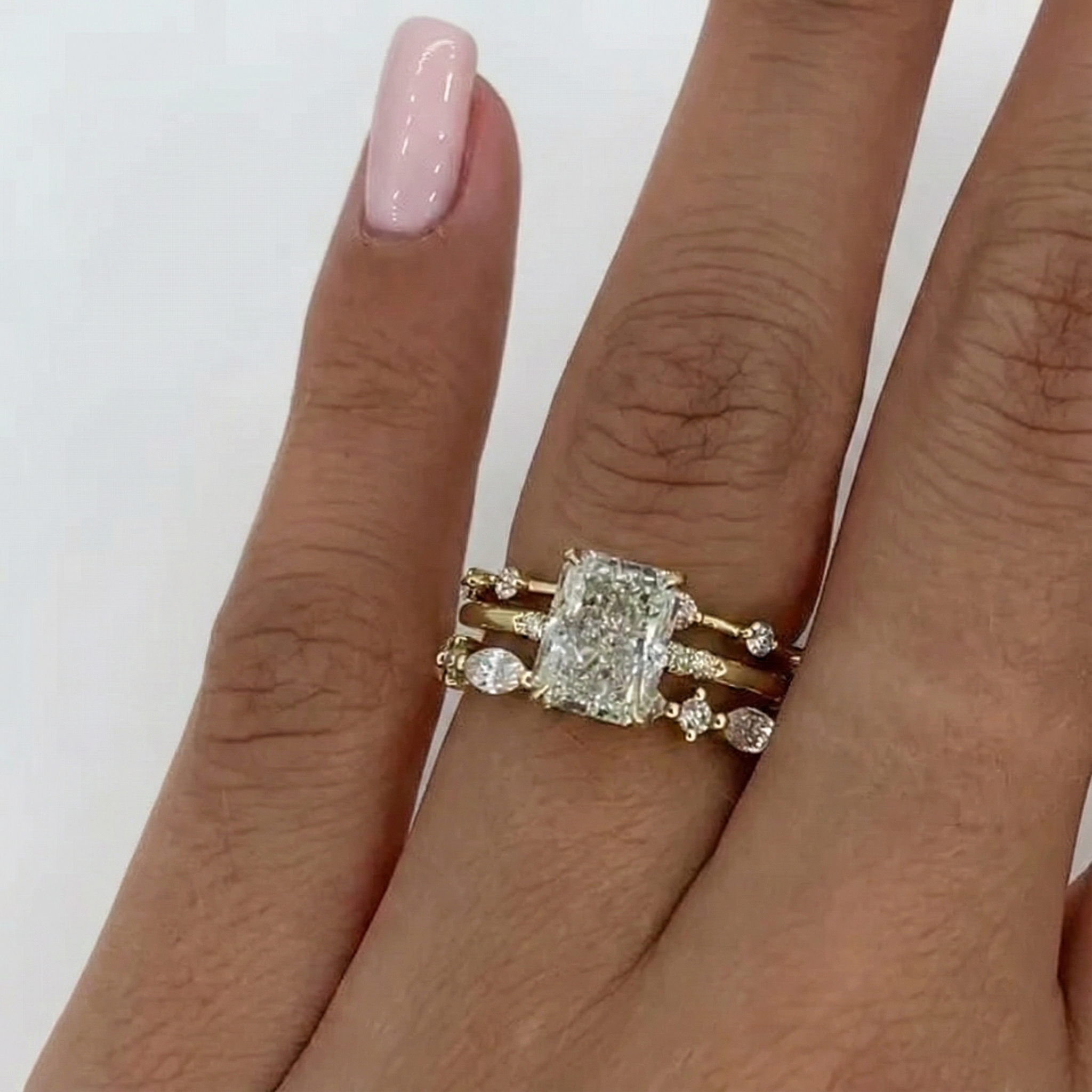 Nora – Anello di diamanti con design a strati.