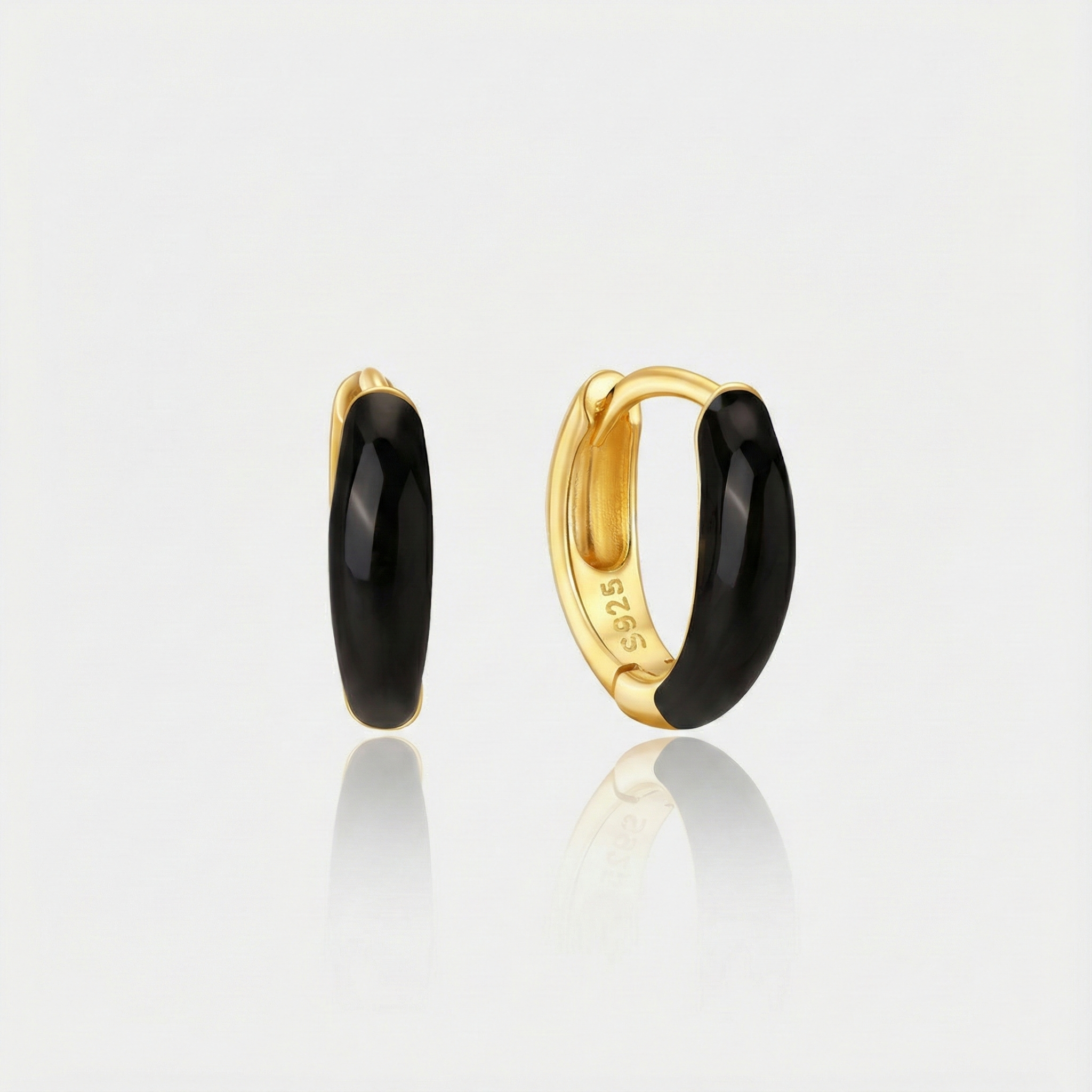 Theresia – Orecchini in oro dalla curva delicata.