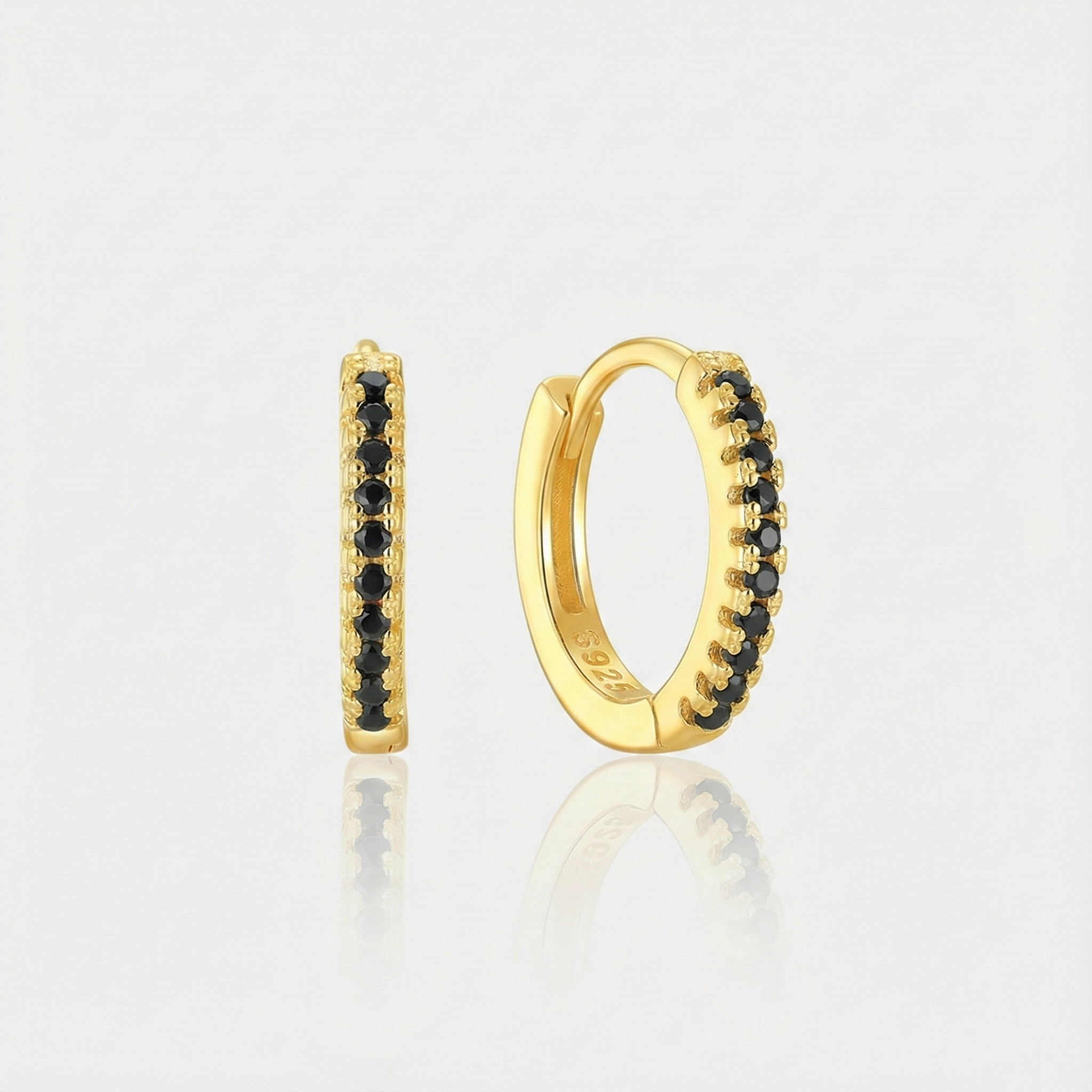 Theresia – Orecchini in oro dalla curva delicata.