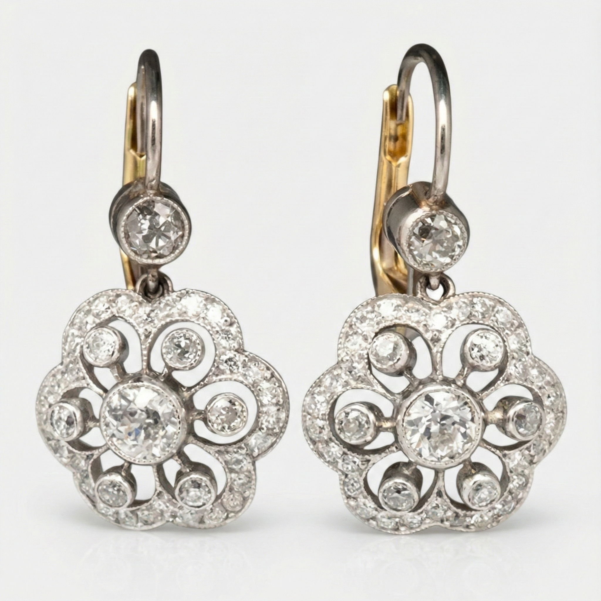 Hedvika – Orecchini in argento con piccola pietra a goccia