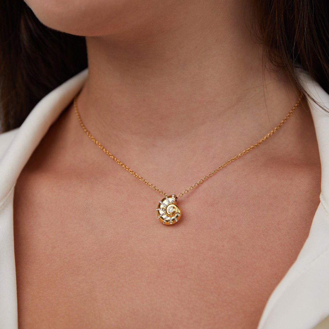 Veronica – Collana dorata con struttura a cuore