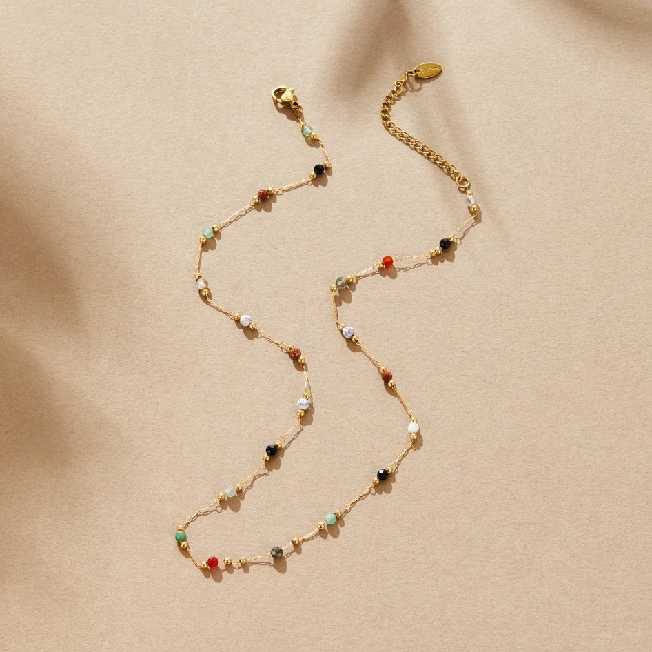 Gertruda – Collana dorata con dettagli colorati