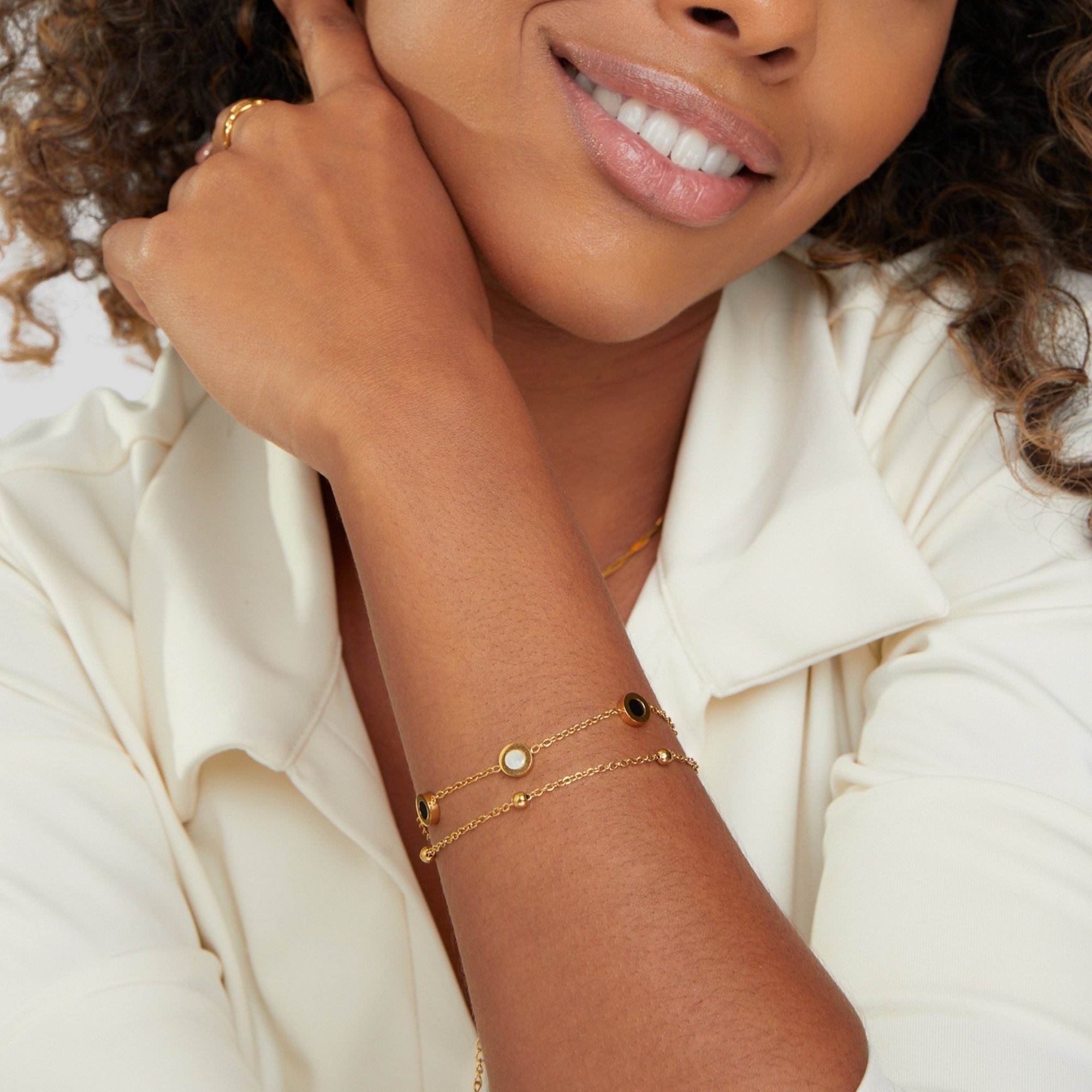 Carla – Bracciale delicato dorato con elementi rotondi a contrasto