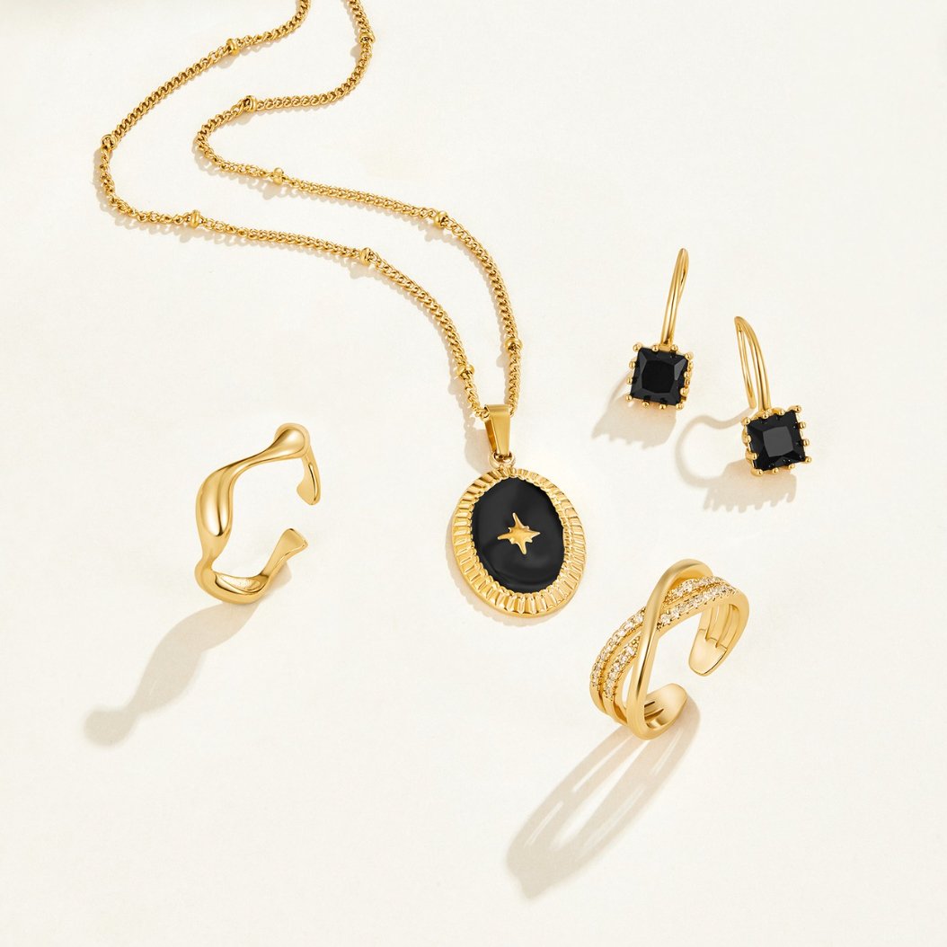 Annemarie – Orecchini in argento con una delicata goccia.