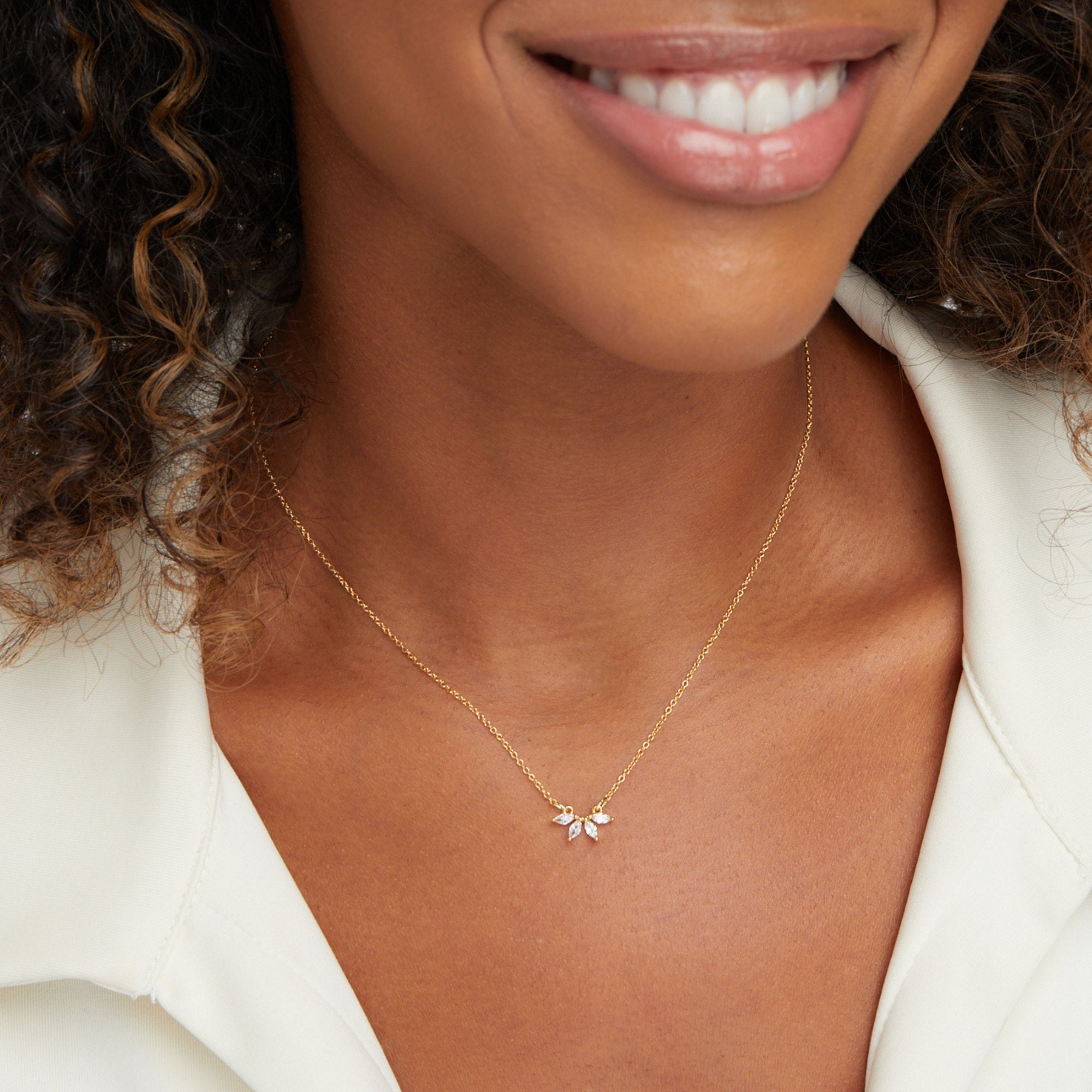 Amalia – Collana dorata con pendente composto da due perle