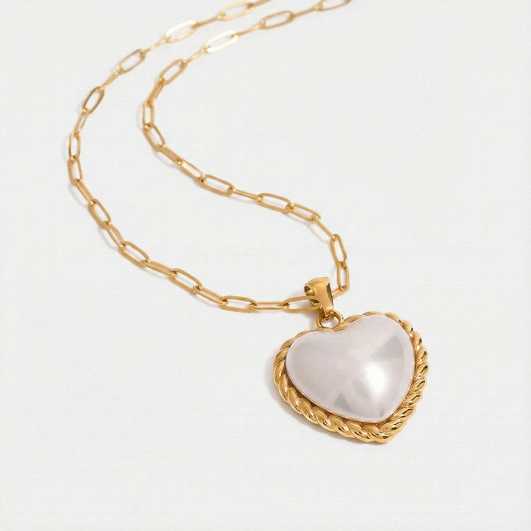 Viktorie – Collana in oro con un elegante pendente.