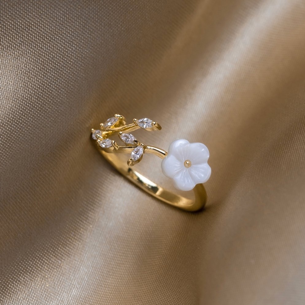 Miriam – Anello in oro con decorazione floreale bianca