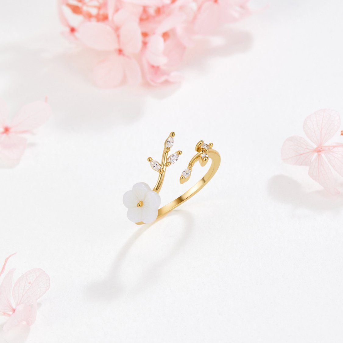 Miriam – Anello in oro con decorazione floreale bianca