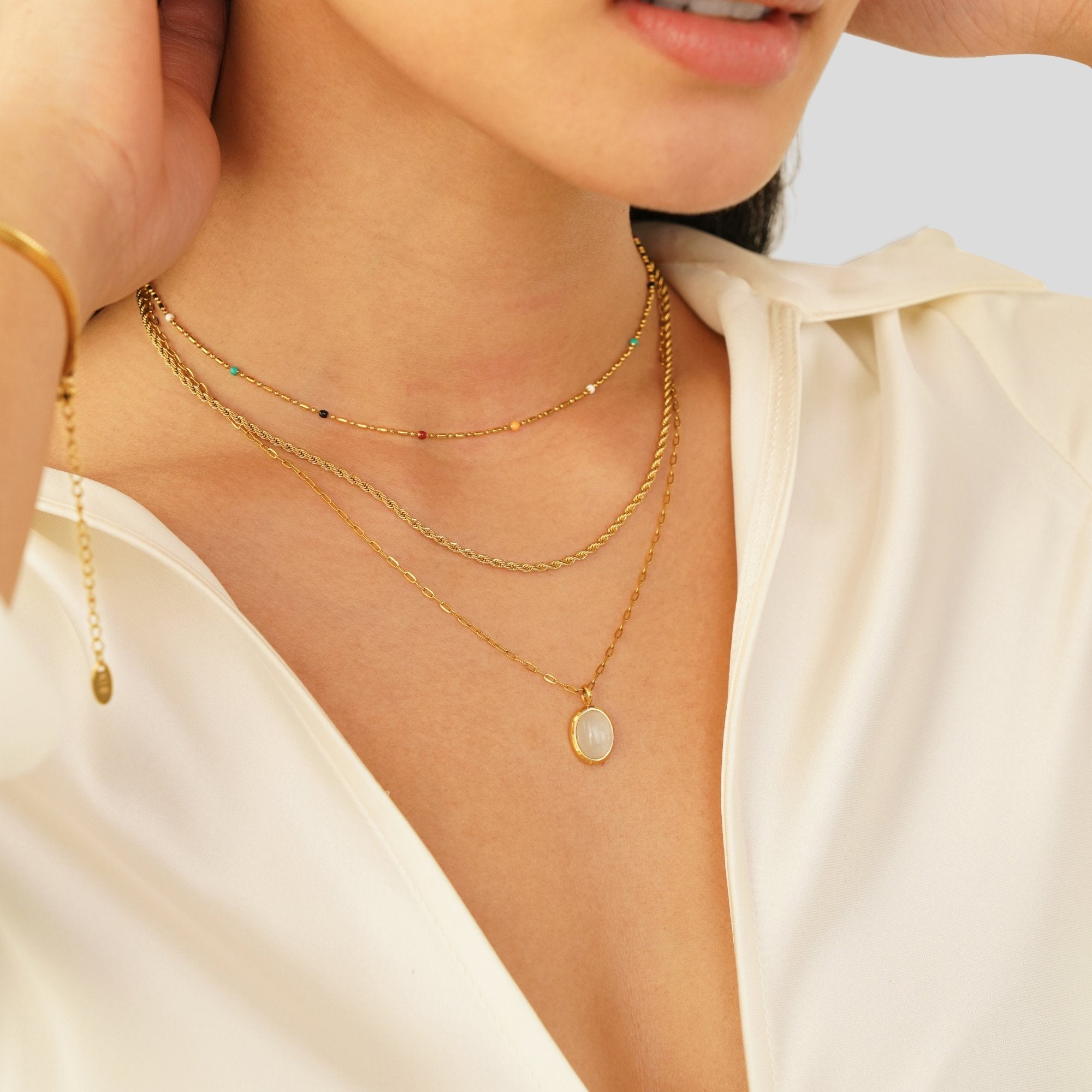 Veronica – Collana dorata doppia con accenti neri